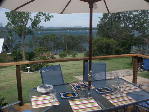 A LAKEHOUSE ESCAPE - A Waterfront Reserve On Shores Of Lake Macquarie - Darwin Tourism 1