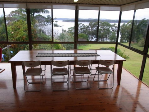 A LAKEHOUSE ESCAPE - A Waterfront Reserve On Shores Of Lake Macquarie - Darwin Tourism 3