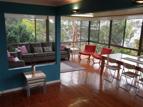 A LAKEHOUSE ESCAPE - A Waterfront Reserve On Shores Of Lake Macquarie - Darwin Tourism 2