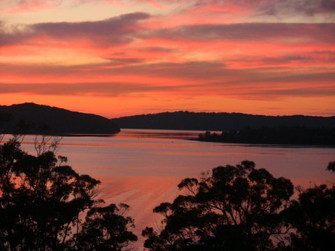 A LAKEHOUSE ESCAPE - A Waterfront Reserve On Shores Of Lake Macquarie - Darwin Tourism 0