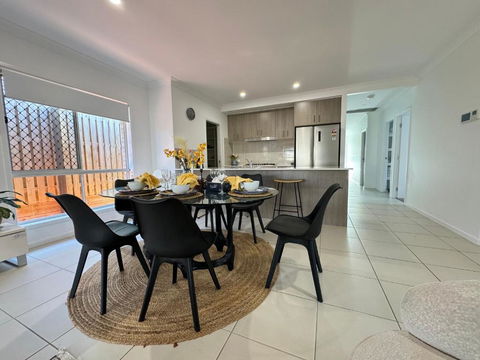 Absolute Familial Paradise- Greenbank - Darwin Tourism 0