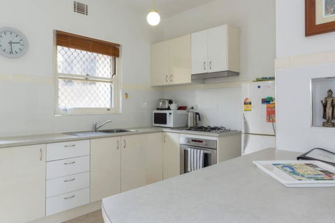 B6 Crawley Apartment 1 BRM & Sleepout Near UWA - Darwin Tourism 3