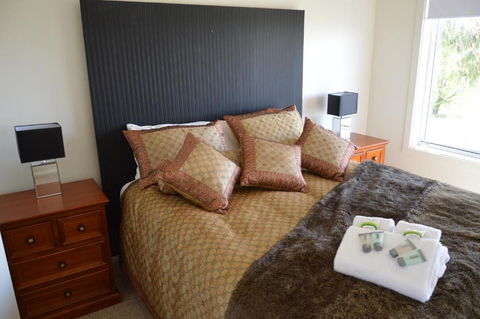 BATHURST GOLDFIELDS RESIDENCE On MOUNT PANORAMA - Darwin Tourism 0