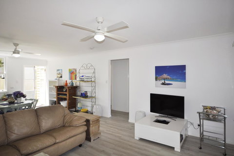 Retro Beach Flat - Darwin Tourism 4