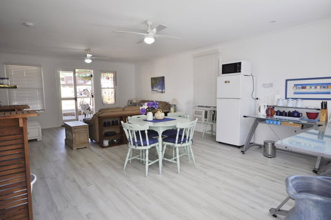 Retro Beach Flat - Darwin Tourism 10