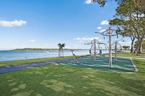 Lowset Home On The Canal - Dolphin Dr, Bongaree - Darwin Tourism 16
