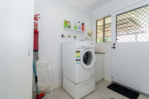 Lowset Home On The Canal - Dolphin Dr, Bongaree - Darwin Tourism 7