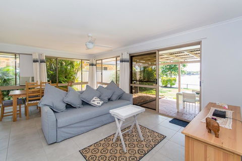 Lowset Home On The Canal - Dolphin Dr, Bongaree - Darwin Tourism 2