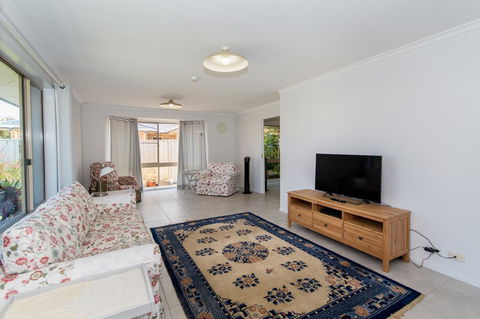 Lowset Home On The Canal - Dolphin Dr, Bongaree - Darwin Tourism 12