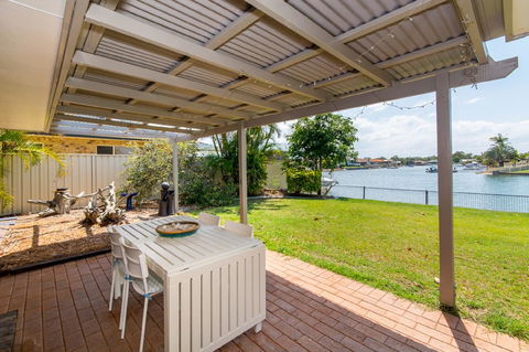 Lowset Home On The Canal - Dolphin Dr, Bongaree - Darwin Tourism 0