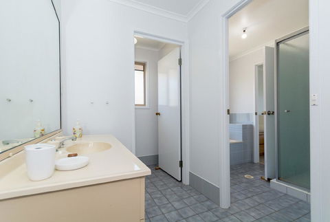 Lowset Home On The Canal - Dolphin Dr, Bongaree - Darwin Tourism 1