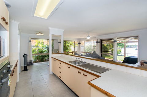 Lowset Home On The Canal - Dolphin Dr, Bongaree - Darwin Tourism 8