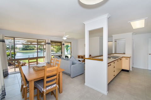 Lowset Home On The Canal - Dolphin Dr, Bongaree - Darwin Tourism 4
