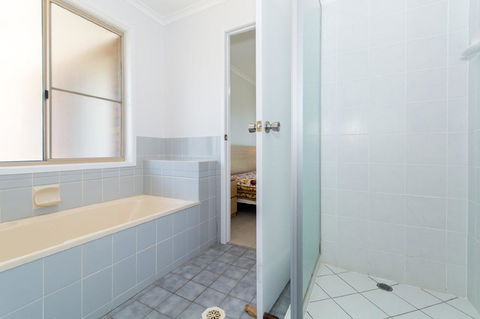 Lowset Home On The Canal - Dolphin Dr, Bongaree - Darwin Tourism 11