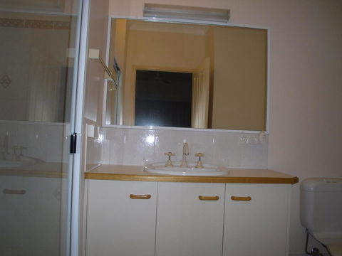 Ground Floor, Family Unit On The Canal With Free WIFI! - Darwin Tourism 3