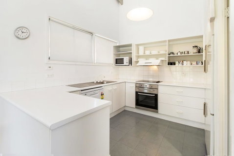 'Matilda' - Spacious & Centrally Located With Great Lake Views - Darwin Tourism 3