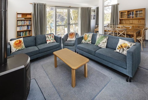 'Matilda' - Spacious & Centrally Located With Great Lake Views - Darwin Tourism 1