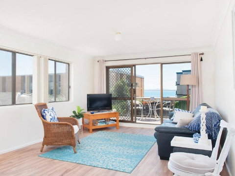 1 'BAHIA', 47 RONALD AVE - GREAT LOCATION WITH FILTERED WATER VIEWS - Darwin Tourism 2