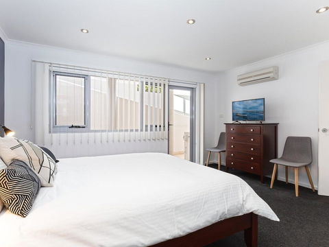 1 'Seaview', 9 Church Street - Huge Air Conditioned Unit With Lift & WIFI - Darwin Tourism 1
