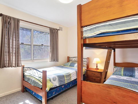 2 'Sunnie Belle' 3 Victoria Parade- Water Views Over Nelson Bay Foreshore - Darwin Tourism 3