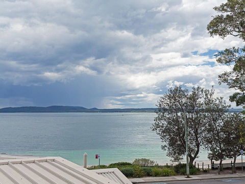 2 'Sunnie Belle' 3 Victoria Parade- Water Views Over Nelson Bay Foreshore - Darwin Tourism 0
