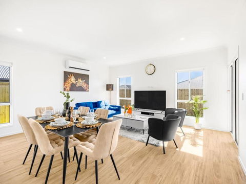 Brand New Comfy Home, 4Bedroom, Designer Furniture - Darwin Tourism 2