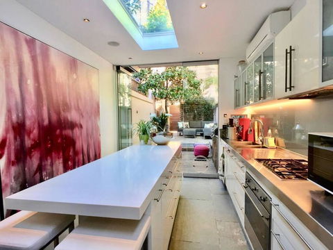 3 Storey Home Close Walk To Fox Studios SCG & City - Darwin Tourism 3