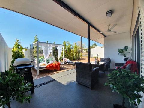 4 BEDROOM GARDENS ESCAPE - CHAMPAGNE STAYS Darwin - Darwin Tourism 3