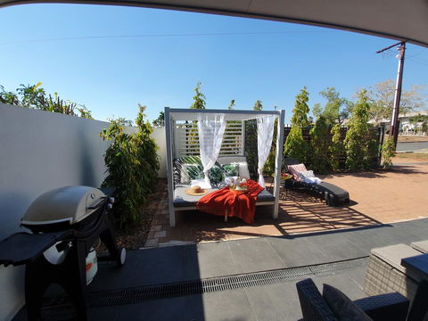 4 BEDROOM GARDENS ESCAPE - CHAMPAGNE STAYS Darwin - Darwin Tourism 2