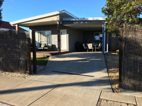 5B Genesta St, Cowes - Darwin Tourism 1