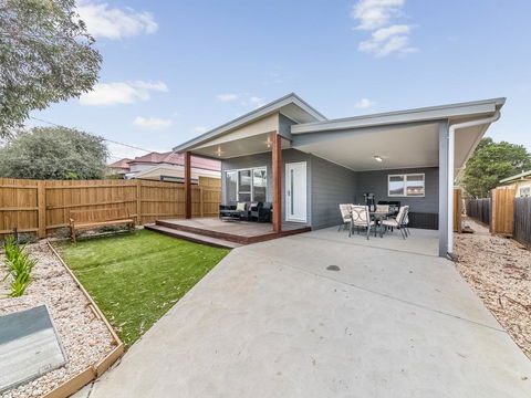 5B Genesta St, Cowes - Darwin Tourism 2