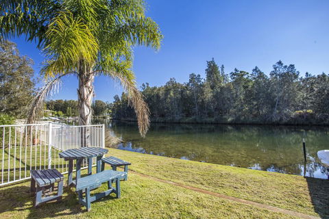 77 Lake Entrance Rd - Waterfront Wonder - Darwin Tourism 0