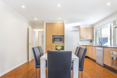 77 Lake Entrance Rd - Waterfront Wonder - Darwin Tourism 3
