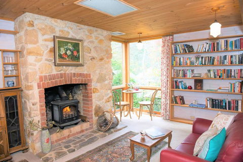 Adelaide Hills 'Camellia Cottage' - WiFi - Darwin Tourism 0