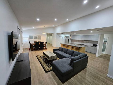 E 4 Room Retreat Family Friendly - Darwin Tourism 0
