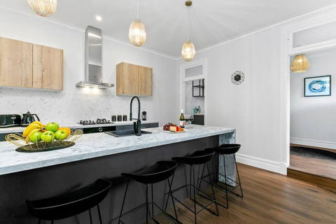 EDW19 - Stylish 2-Bed, 2-Bath Townhose In Drummoyne - Darwin Tourism 0