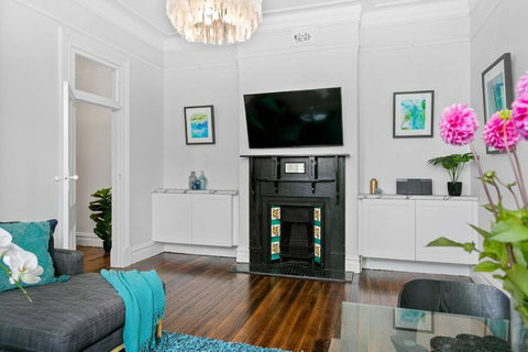 EDW19 - Stylish 2-Bed, 2-Bath Townhose In Drummoyne - Darwin Tourism 2