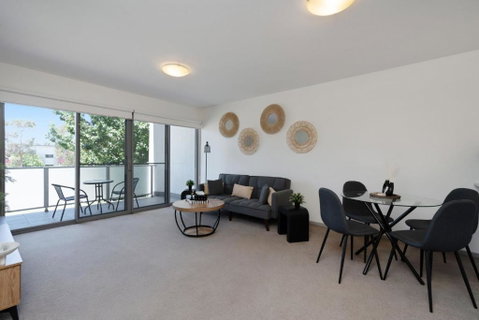Elegant 2-Bed Apartment With Balcony - Darwin Tourism 1