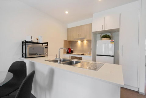 Elegant 2-Bed Apartment With Balcony - Darwin Tourism 3