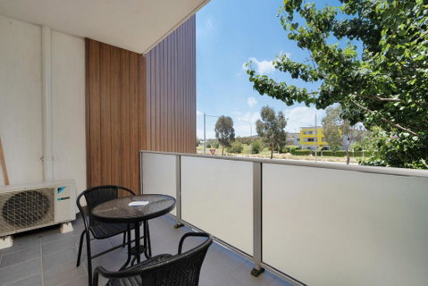 Elegant 2-Bed Apartment With Balcony - Darwin Tourism 2