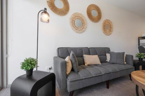 Elegant 2-Bed Apartment With Balcony - Darwin Tourism 0