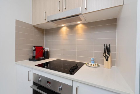 Elegant 2-Bed Apartment With Balcony - Darwin Tourism 4