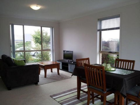 Entire 2BR Sunny House @Franklin, Canberra - Darwin Tourism 0