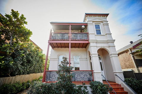 Esperanza Gardens - A Stylish Victorian Studio - Darwin Tourism 0