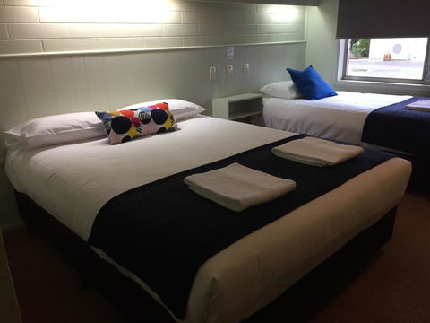 Finley Country Club Hotel Motel - Darwin Tourism 1