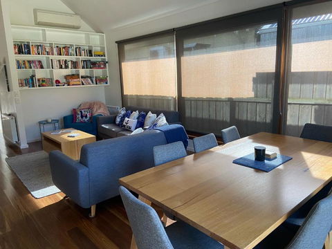 GALWAY COTTAGE - Darwin Tourism 3