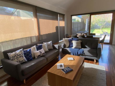 GALWAY COTTAGE - Darwin Tourism 0