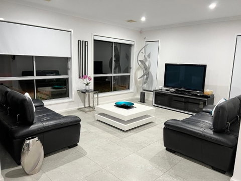 Gungahlin Luxe 5 Bedroom 2 Storey Home With Views Canberra - Darwin Tourism 1
