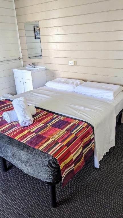 GRAND CENTRAL HOTEL PROSERPINE - Darwin Tourism 0