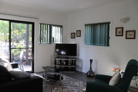 GREEN TREES CHALET Australia Zoo Close By - Darwin Tourism 3